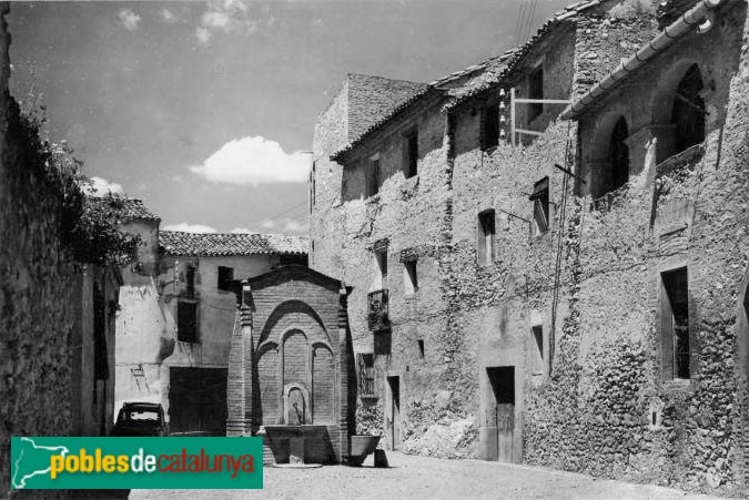 Els Guiamets - Font de la plaça de Pau Castellví. Postal antiga