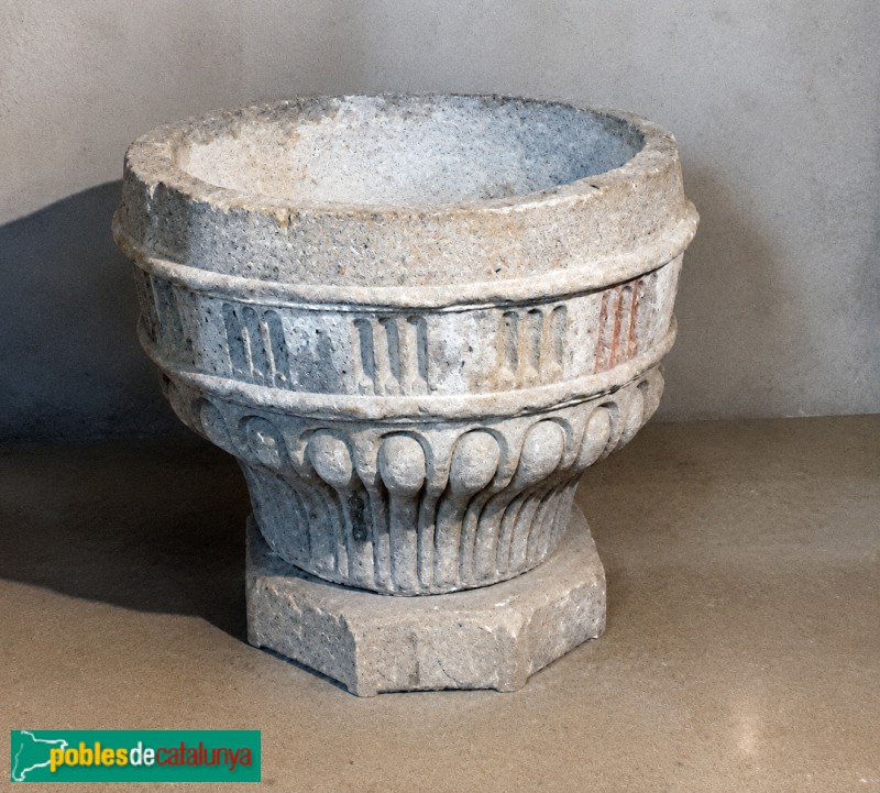 Ulldemolins - Església de Sant Jaume. Pica baptismal Ulldemolins - Església de Sant Jaume. Pica baptismal