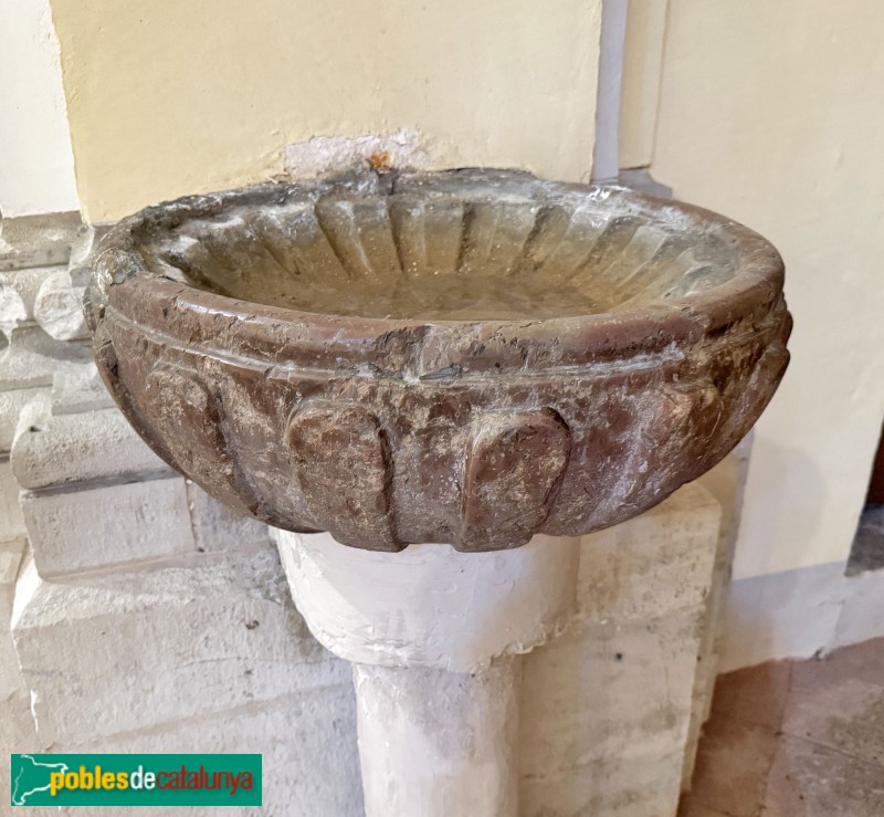 La Vilella Alta - Església de Santa Llúcia. Pica beneitera