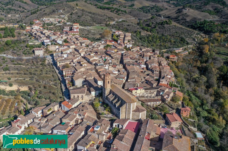 Poboleda, amb l'església en primer pla