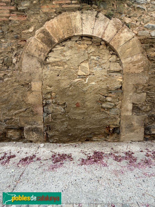 Gratallops - Portal adovellat del carrer Major (Foto: Albert Esteves, 2026) Gratallops - Portal adovellat del carrer Major