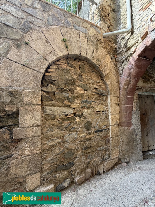 Gratallops - Portal adovellat del carrer Major (Foto: Albert Esteves, 2026) Gratallops - Portal adovellat del carrer Major