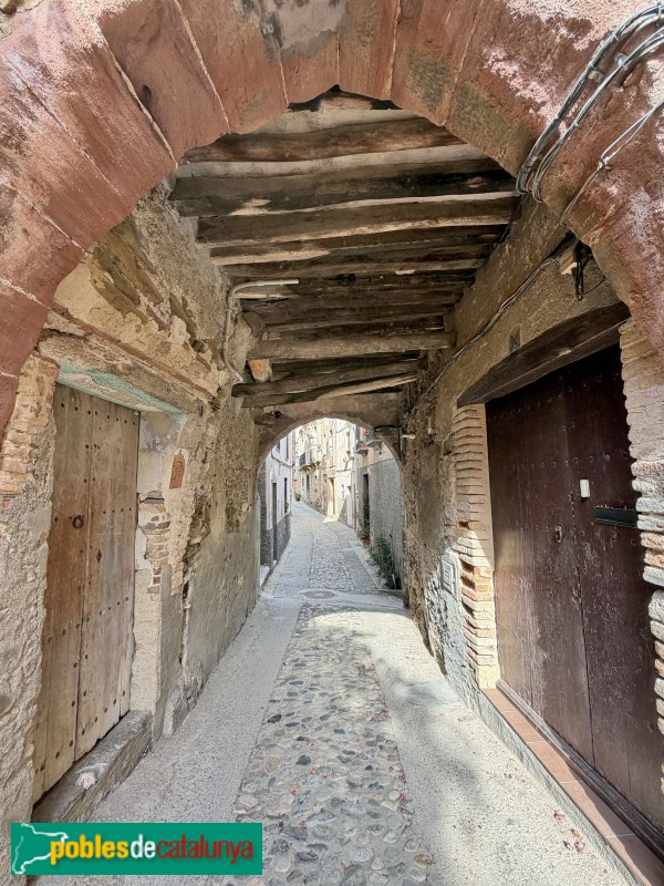 Gratallops - Porxo del carrer Major (Foto: Albert Esteves, 2026) Gratallops - Porxo del carrer Major