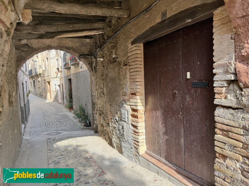 Gratallops - Porxo del carrer Major (Foto: Albert Esteves, 2026) Gratallops - Porxo del carrer Major