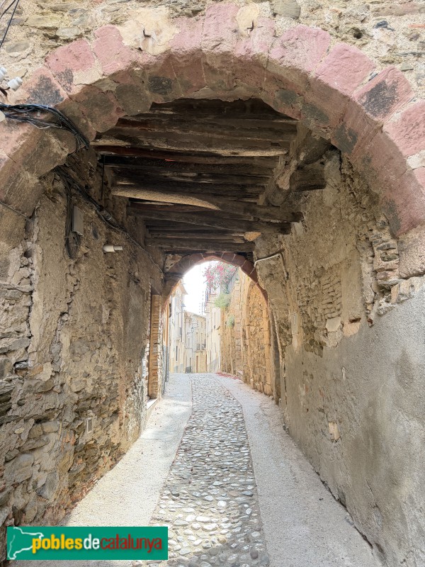 Gratallops - Porxo del carrer Major (Foto: Albert Esteves, 2026) Gratallops - Porxo del carrer Major