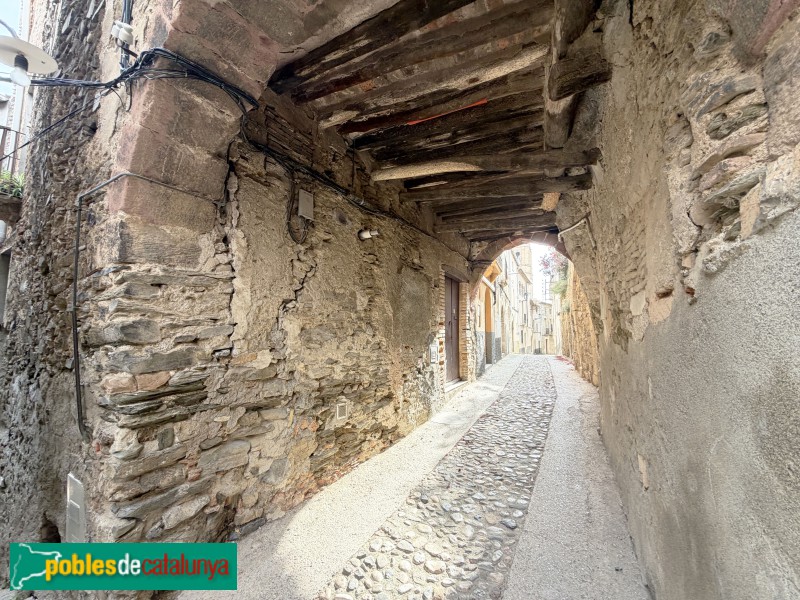 Gratallops - Porxo del carrer Major (Foto: Albert Esteves, 2026) Gratallops - Porxo del carrer Major
