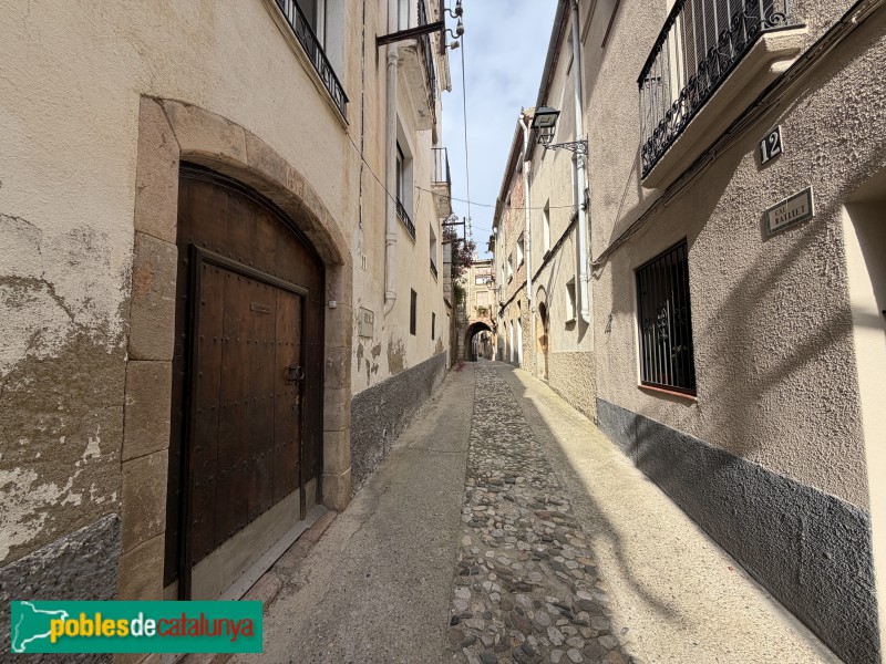 Gratallops - Porxo del carrer Major, al fons (Foto: Albert Esteves, 2026) Gratallops - Porxo del carrer Major, al fons