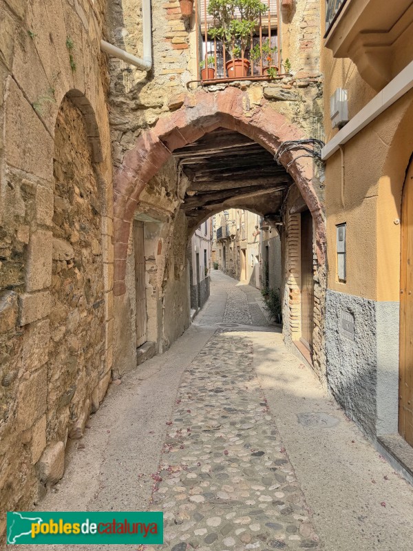 Gratallops - Porxo del carrer Major (Foto: Albert Esteves, 2026) Gratallops - Porxo del carrer Major