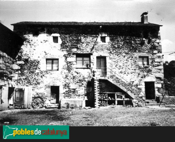 Isòvol - Mas Ravetllat (Foto: Francina Casasayas -invarquit.cultura.gencat.cat-, 1986) Isòvol - Mas Ravetllat