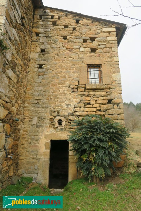 Isòvol - Mas Ravetllat. Capella de Sant Guillem (Foto: Fortià Arquitectes -invarquit.gencat.cat-, 2022) Isòvol - Mas Ravetllat. Capella de Sant Guillem
