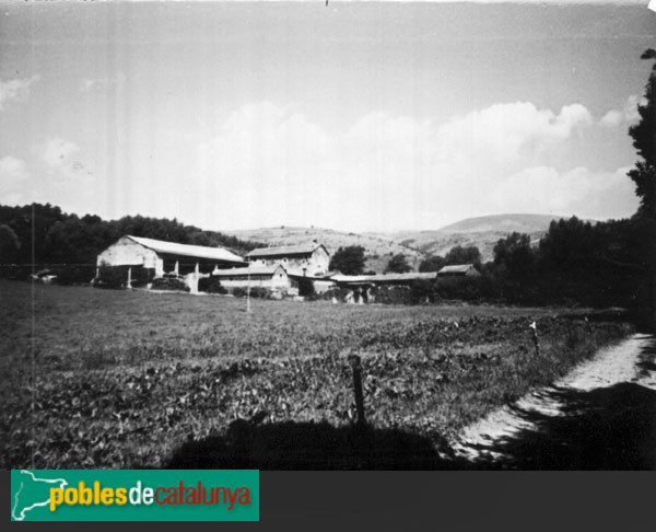 Isòvol - Mas Ravetllat (Foto: Francina Casasayas -invarquit.cultura.gencat.cat-, 1986) Isòvol - Mas Ravetllat