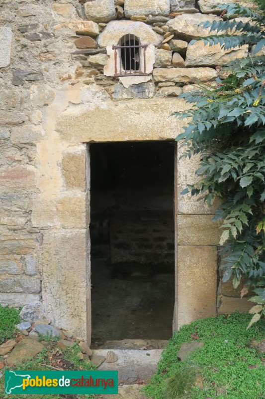 Isòvol - Mas Ravetllat. Capella de Sant Guillem (Foto: Fortià Arquitectes -invarquit.gencat.cat-, 2022) Isòvol - Mas Ravetllat. Capella de Sant Guillem