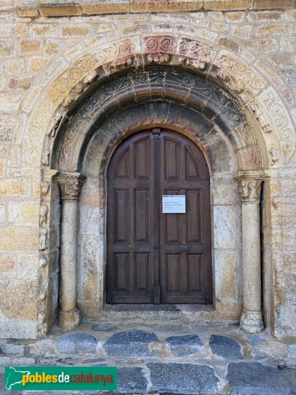Isòvol - Església de Santa Maria d'All. Portada (Foto: Albert Esteves, 2026) Isòvol - Església de Santa Maria d'All. Portada