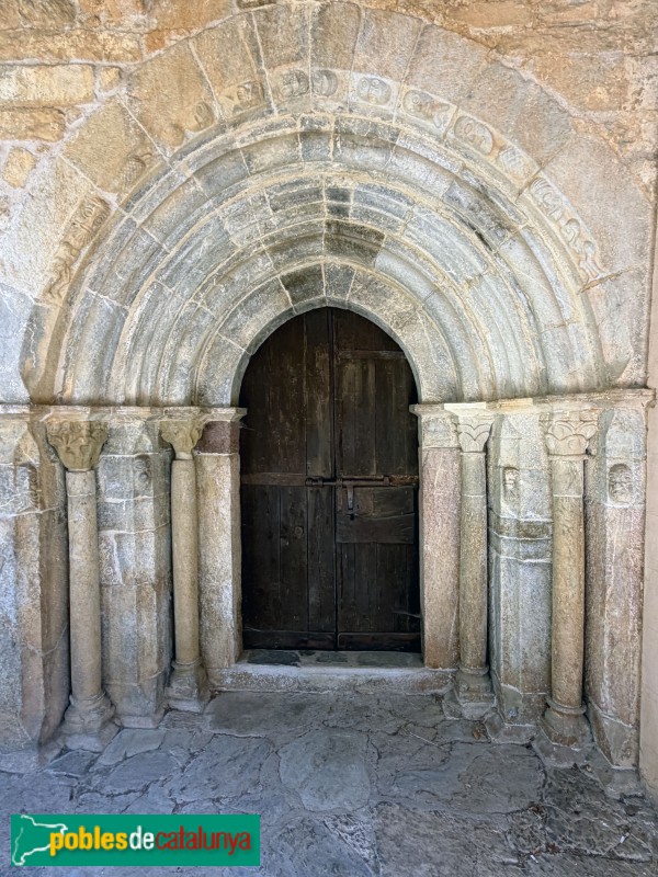 Isòvol - Església de Sant Pere d'Olopte. Portada (Foto: Albert Esteves, 2026) Isòvol - Església de Sant Pere d'Olopte. Portada