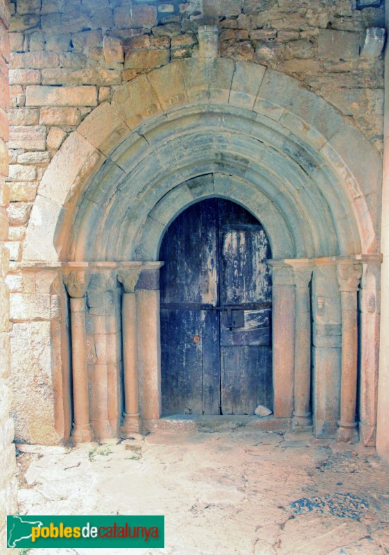 Isòvol - Església de Sant Pere d'Olopte. Portada (Foto: Albert Esteves, 2014) Isòvol - Església de Sant Pere d'Olopte. Portada