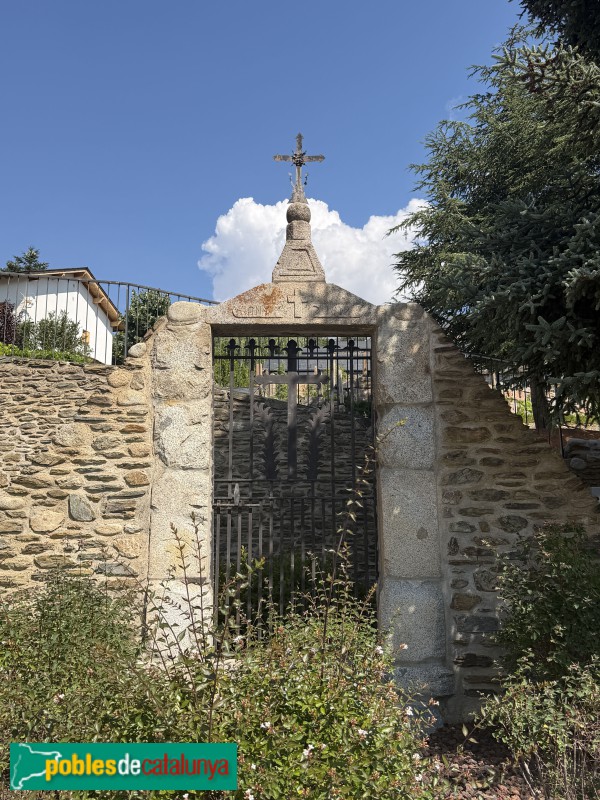 Bolvir - Jardins de l'Església. Porta del cementiri