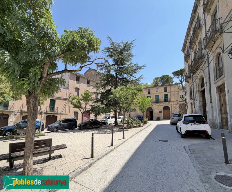Porrera - Cal Simó, al fons de la plaça