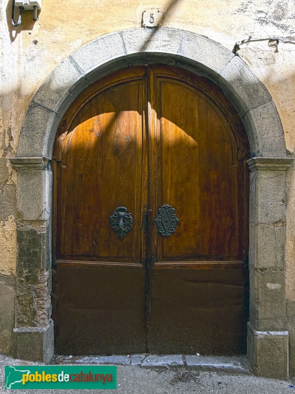 Porrera - Portal de 1865 (Foto: Albert Esteves, 2026) Porrera - Portal de 1865