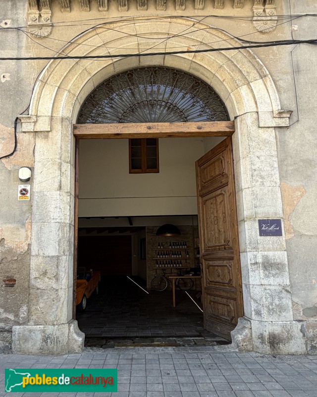 Porrera - Portal de 1881 (Foto: Albert Esteves, 2026) Porrera - Portal de 1881