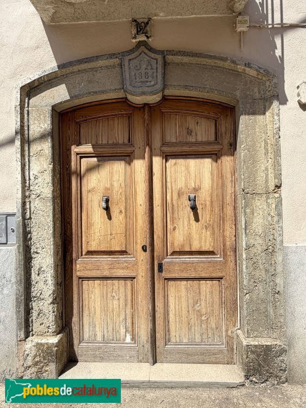 Porrera - Portal de 1884 (Foto: Albert Esteves, 2026) Porrera - Portal de 1884