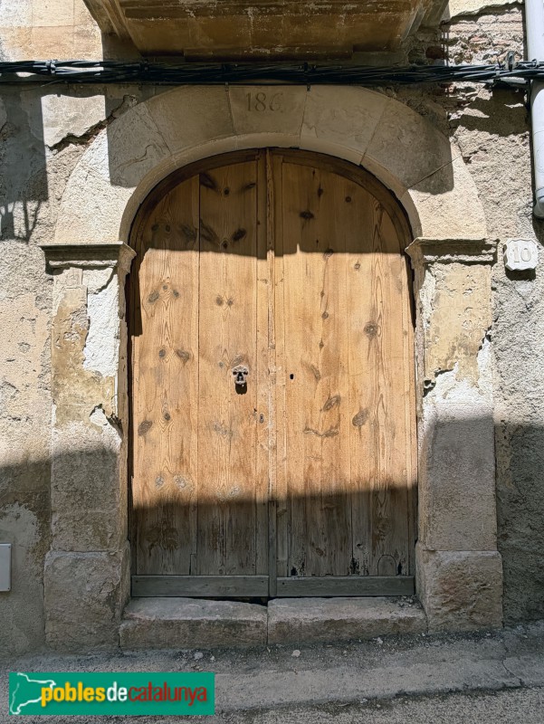 Porrera - Portal de 1863 (Foto: Albert Esteves, 2026) Porrera - Portal de 1863