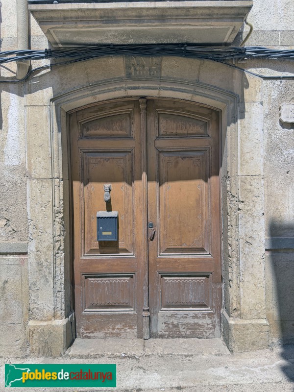 Porrera - Portal de 1883 (Foto: Albert Esteves, 2026) Porrera - Portal de 1883