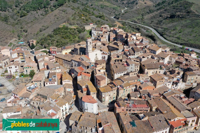 Porrera, amb l'església de Sant Joan