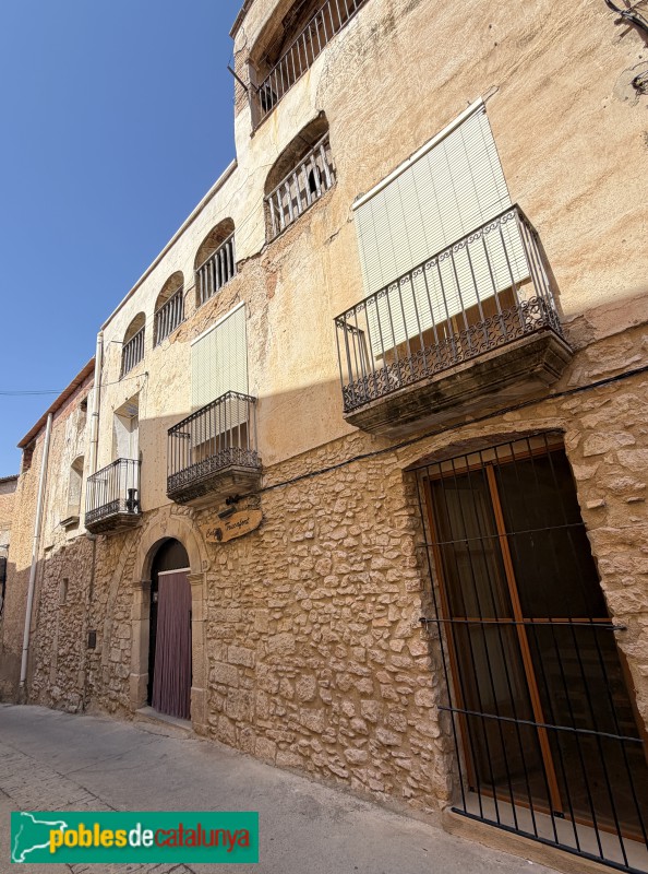 La Bisbal de Montsant - Carrer Major. Cal Trucafort
