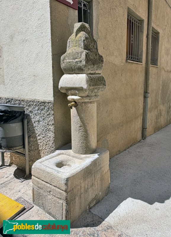 Cabacés - Carrer Major. Font amb columna i capitells aprofitats