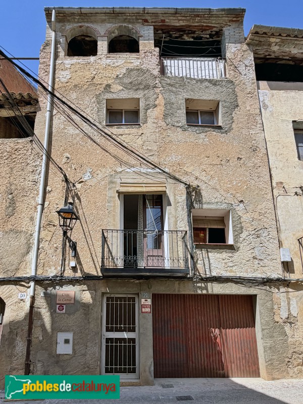 Cabacés - Carrer Major. Arc ogival incorporat a la façana