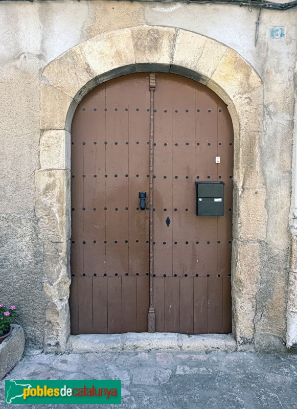 Cabacés - Portal de 1801 (Foto: Albert Esteves, 2026) Cabacés - Portal de 1801