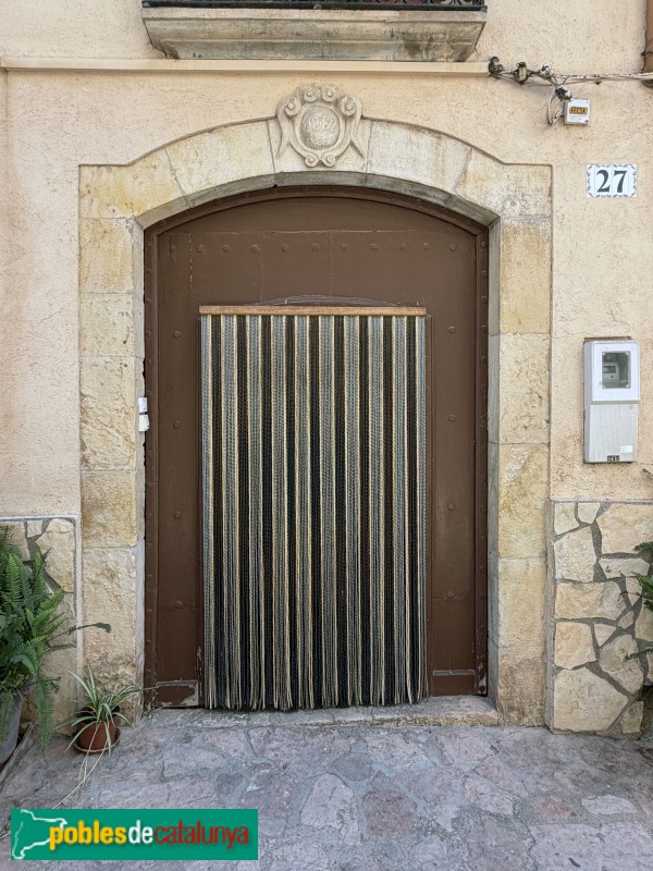 Cabacés - Portal de 1882 (Foto: Albert Esteves, 2026) Cabacés - Portal de 1882