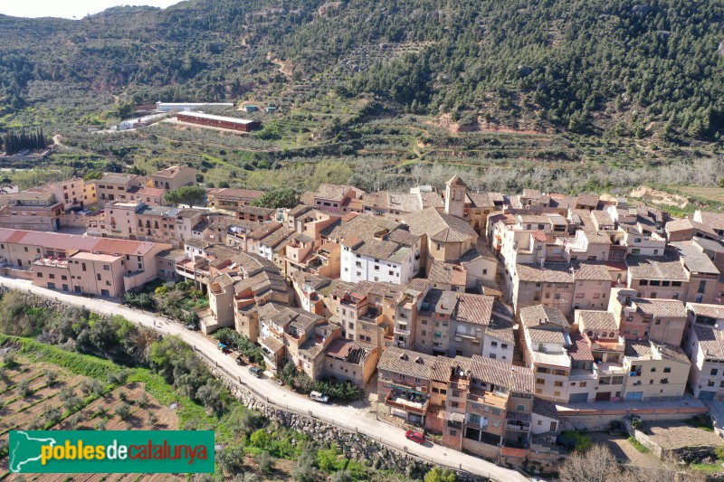 Cabacés - Panoràmica del poble amb l'església al centre
