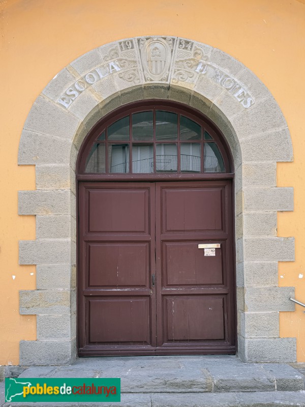 Sant Pere de Torelló - Escola Josep M. Xandri. Porta de les noies (Foto: Albert Esteves, 2026) Sant Pere de Torelló - Escola Josep M. Xandri. Porta de les noies