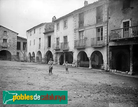 Bellver de Cerdanya - Plaça Major (Foto: <i>Ernest Mullor -Arxiu Fotogràfic Centre Excursionista de Catalunya-</i>, 1925-36) Bellver de Cerdanya - Plaça Major