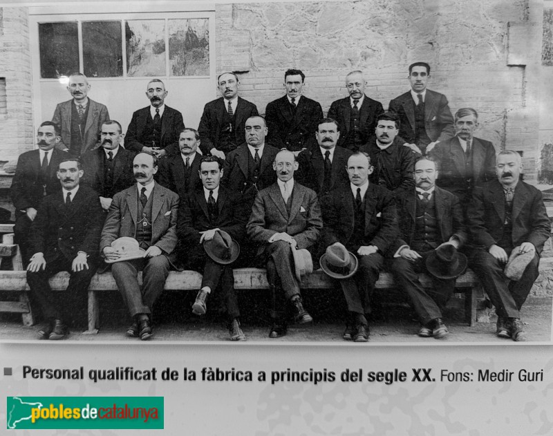 Sant Vicenç de Torelló - Personal qualificat de la fàbrica a principis del segle XX (Foto: <i>Fons Medir Guri -cartell in situ-</i>) Sant Vicenç de Torelló - Personal qualificat de la fàbrica a principis del segle XX