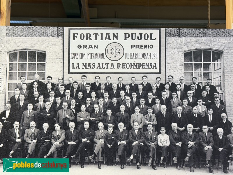 Torelló - Museu de la Torneria. Treballadors i propietaris l'any 1929. <i>Cartell in situ</i> Torelló - Museu de la Torneria. Treballadors i propietaris l'any 1929. <i>Cartell in situ</i>