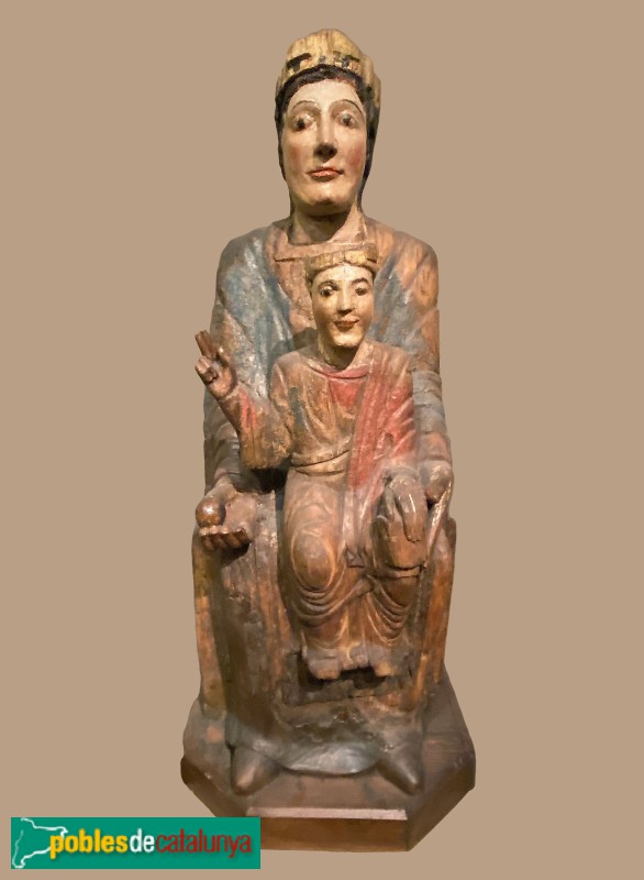 Marededéu procedent de l'església de Sant Pere d'Alp, segle XIII -Museu Episcopal de Vic- (Foto: Albert Esteves, 2022) Marededéu procedent de l'església de Sant Pere d'Alp, segle XIII -Museu Episcopal de Vic-