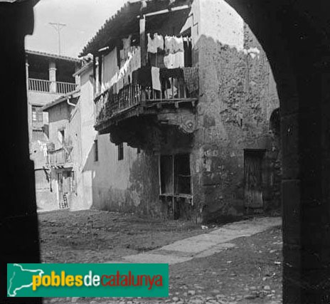 Torelló - Casa Teixidó (Foto: <i>Albert Oliveras -Arxiu Fotogràfic Centre Excursionista de Catalunya-</i>, 1927) Torelló - Casa Teixidó