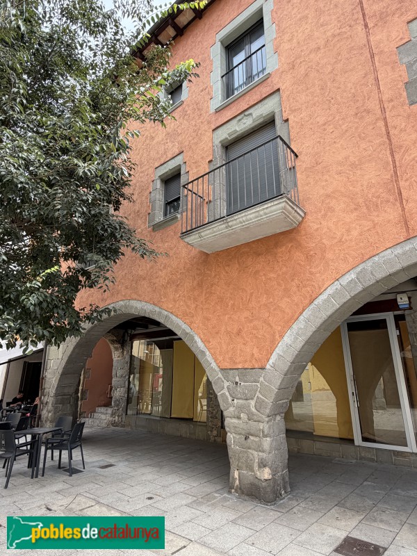 Torelló - Plaça Vella. Cal Ferrer