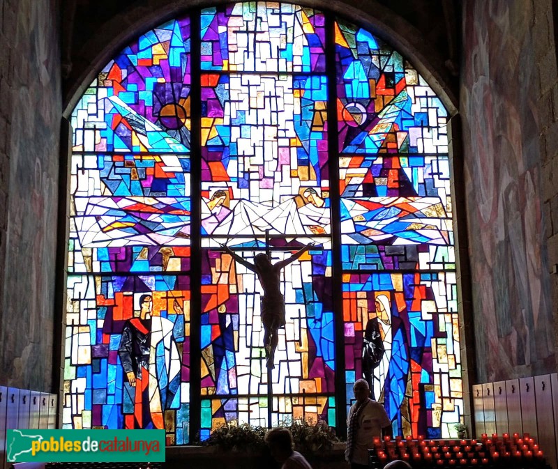 Puigcerdà - Església de Sant Domènec. Vitrall de Joan Montcada. Crucifixió (Foto: Marta Montcada) Puigcerdà - Església de Sant Domènec. Vitrall de Joan Montcada. Crucifixió