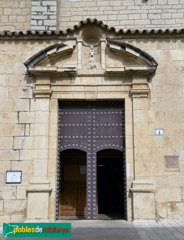 Tivissa - Església de Sant Jaume. Portada lateral (Foto: Albert Esteves, 2026) Tivissa - Església de Sant Jaume. Portada lateral