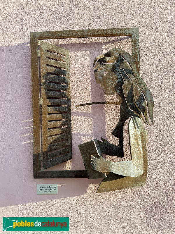 Calonge - Escultura <i>Llegint a la finestra</i>